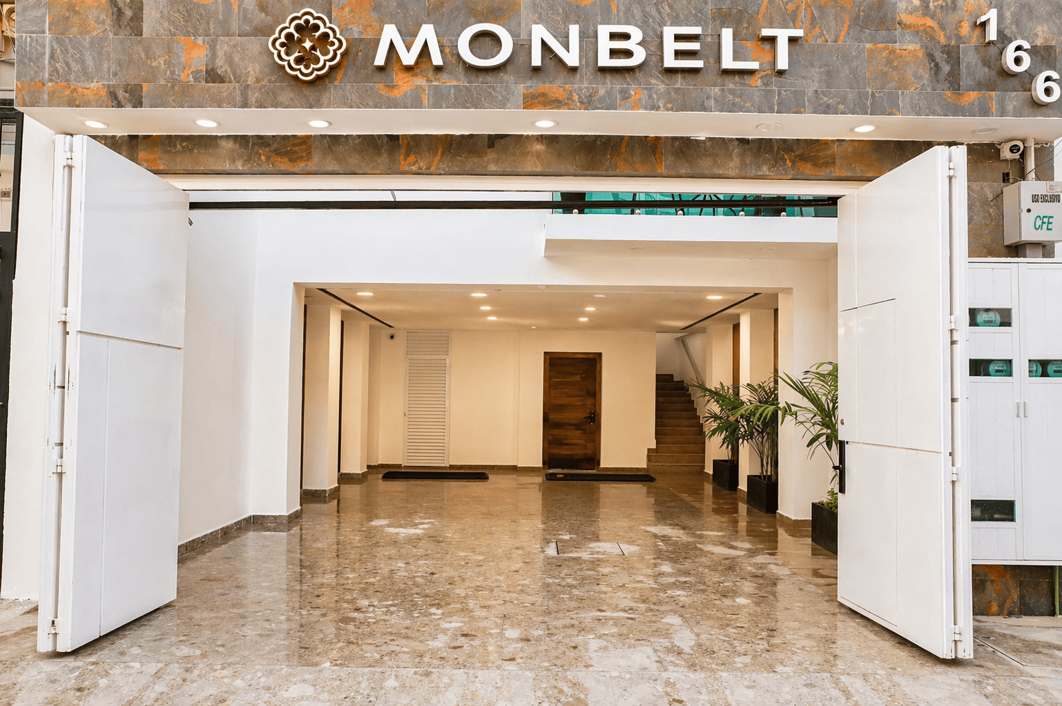Fachada y acceso Monbelt